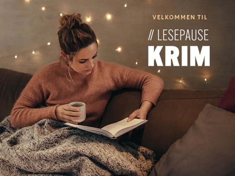 Dame sitter i sofa under pledd og leser bok med tekst velkommen til Lesepause Krim