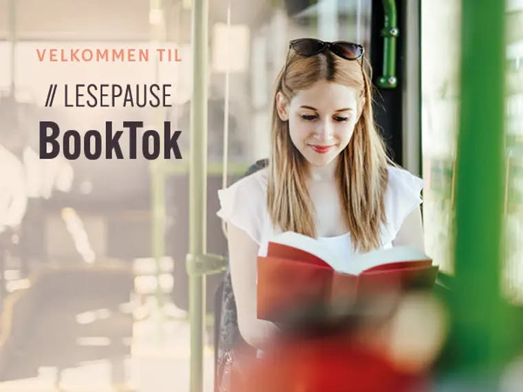 Dame sitter på trikk og leser bok med tekst velkommen til Lesepause BookTok